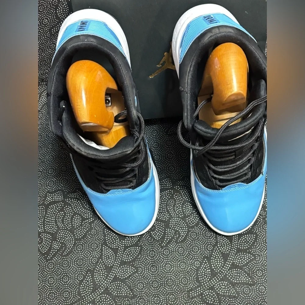 Air Jordan Max Aura 2 GS 'Black University Blue' Sneakers